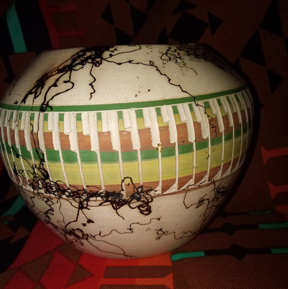 UNIQUE AND STUNNING SIGNED "HORSE HAIR" POTTERY